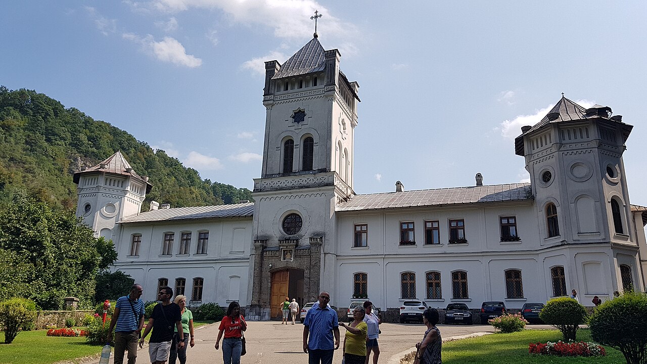 Ansamblul Mănăstirii Tismana văzut între dealurile împădurite