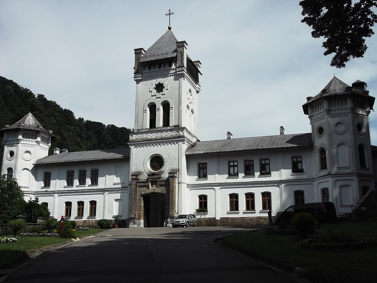 Mănăstirea Tismana, cu biserica și incinta interioară