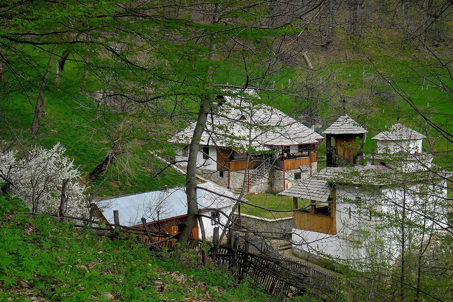 Schitul Cioclovina de Jos primăvara